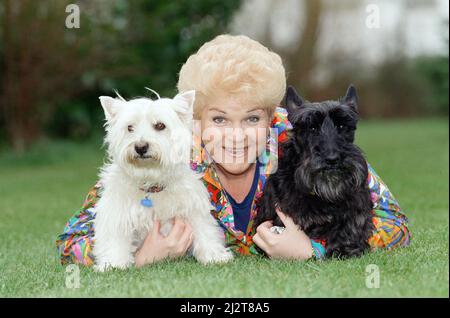 L'actrice PAM St. Clement avec ses deux chiens d'animal de compagnie. 14th avril 1992. Banque D'Images