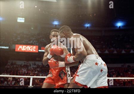 Lennox Lewis contre Tony Tucker, a été facturé comme Star Spangled Glory, un match de boxe professionnel disputé le 8th mai 1993 pour le championnat WBC Heavyweight. Lewis a gagné par décision unanime. (Photo) action de combat. 8th mai 1993 Banque D'Images