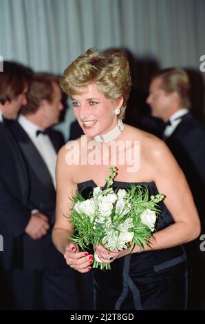 La princesse Diana, S.A.R. la princesse de Galles, participe à la première du Gala royal de '1492 - Conquest of Paradise' à l'Empire Leicester Square, Londres photo prise le 19th octobre 1992 Banque D'Images