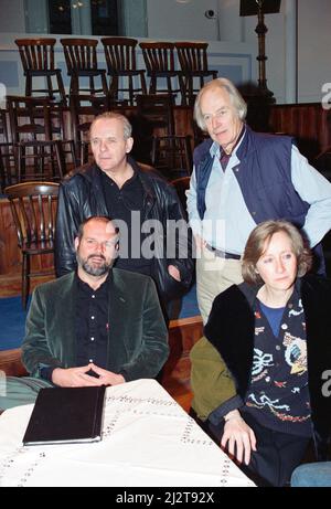 Une soirée avec Dylan Thomas, un spectacle unique en coulisses pour le Prince's Trust et en présence de HRH Prince Charles, pour commémorer l'ouverture, en décembre 1992, des nouveaux STUDIOS AIR au Lyndhurst Hall. Produit par George Martin et réalisé par Anthony Hopkins, qui jouait autrefois « First Voice ». D'autres rôles ont été joués par Harry Secombe, Freddie Jones, Catherine Zeta Jones, Sian Phillips, Jonathan Pryce, Alan Bennett et, spécialement pour l'occasion, le chanteur Tom Jones. 11th décembre 1992. Banque D'Images