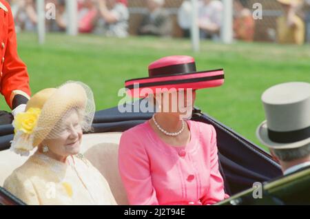 HRH la princesse de Galles, la princesse Diana et la reine mère profitent de la journée et d'une promenade en calèche à Ascot races, Ascot, Surrey. Angleterre. Photo prise le 17th juin 1992 Banque D'Images