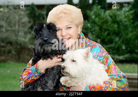 L'actrice PAM St. Clement avec ses deux chiens d'animal de compagnie. 14th avril 1992. Banque D'Images