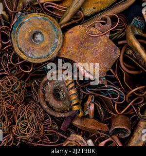 Pile de débris de cuivre pour le recyclage. Le cuivre est principalement constitué de conduits de chaleur et d'échangeurs thermiques provenant de systèmes de refroidissement d'ordinateurs portables. Photo de haute qualité Banque D'Images