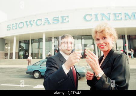 The Showcase Cinemas, ouvert par l'actrice Leslie Easterbrook, mieux connue pour son rôle d'officier Debbie Callahan dans les films de l'Académie de police. Photo avec ira A Korff, directeur général de National Amusements, propriétaire du complexe, 1st juillet 1993. Teesside Retail Park and Leisure Centre, divisé entre les autorités de l'unité de Stockton-on-Tees (parc de détail) et Middlesbrough (parc de loisirs). Banque D'Images