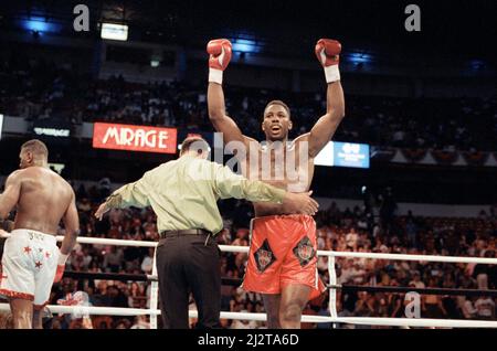 Lennox Lewis contre Tony Tucker, a été facturé comme Star Spangled Glory, un match de boxe professionnel disputé le 8th mai 1993 pour le championnat WBC Heavyweight. Lewis a gagné par décision unanime. (Photo) Lewis lève les bras après la dernière cloche en prévision de sa victoire. 8th mai 1993 Banque D'Images