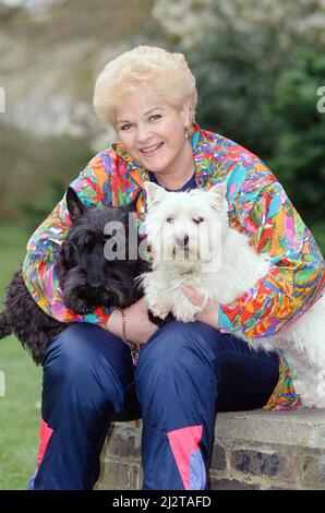 L'actrice PAM St. Clement avec ses deux chiens d'animal de compagnie. 14th avril 1992. Banque D'Images