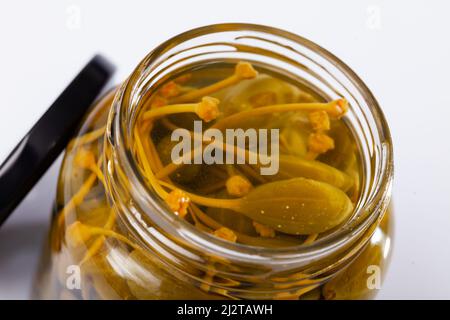Végétarien de câpres en conserve dans un pot en verre Banque D'Images