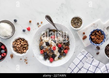 Bol à yogourt à l'avoine avec toutes les garnitures, y compris les baies, les noix et les graines. Banque D'Images