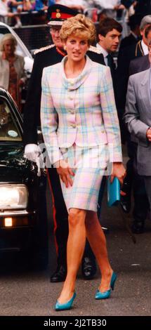 La princesse Diana, HRH la princesse de Galles lors de sa visite à Newcastle upon Tyne, dans le nord-est de l'Angleterre. Ici, la princesse arrive à Barnados, Jesmond, Newcastle upon Tyne. Photo prise le 5th août 1992 Banque D'Images