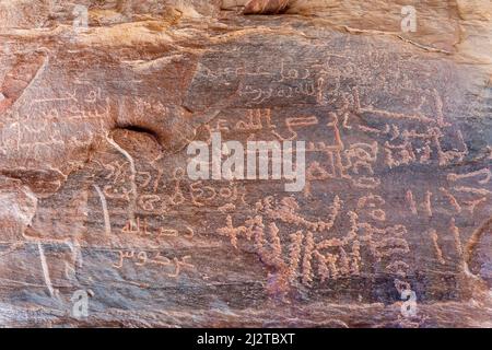 Art rupestre coloré à Alkazali Canyon, Wadi Rum, Jordanie, Asie. Banque D'Images