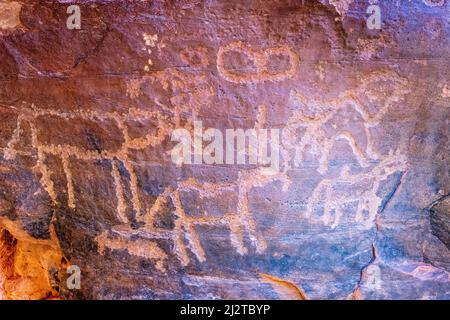 South Safaïtic script Rock Art à Alkazali Canyon, Wadi Rum, Jordanie, Asie. Banque D'Images