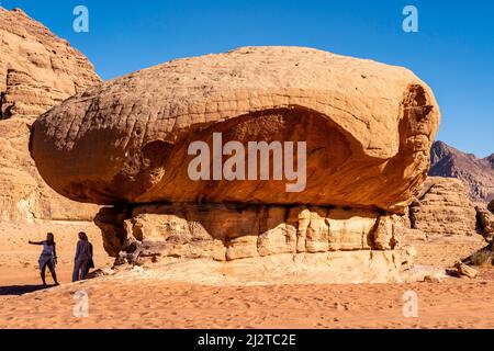 Champignon Rock, Wadi Rum, Jordanie, Asie. Banque D'Images
