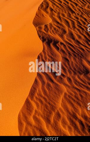La dune de sable rouge, Wadi Rum, Jordanie, Asie. Banque D'Images