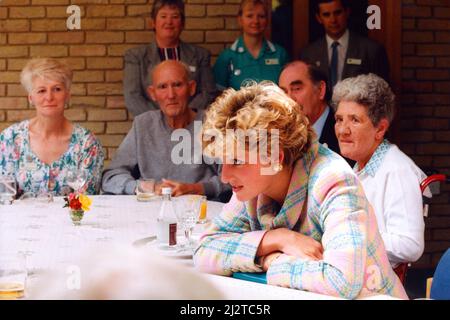 La princesse Diana, S.A.R. la princesse de Galles lors de sa visite à Newcastle upon Tyne, dans le nord-est de l'Angleterre. La princesse assiste à une réunion à l'Hospice Gosforth de St. Oswalds photo prise le 5th août 1992 Banque D'Images