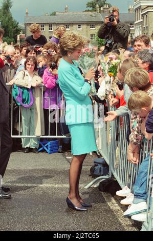 HRH la princesse de Galles, la princesse Diana, rencontre les habitants de Bury St Edmunds, Suffolk, Lors d'une balade à pied après avoir passé du temps à rendre visite à des patients à l'hospice St Nicholas. Pendant qu'elle était à l'hospice, elle a parlé avec la patiente Josephine Brown (68) et a expliqué comment elle ne ferait pas pression sur ses fils William et Harry pour qu'ils accomplissent des fonctions royales trop jeunes. Photo prise le 27th juillet 1993 Banque D'Images