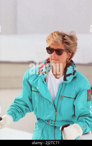 HRH la princesse de Galles, la princesse Diana, profite de vacances de ski à Lech, en Autriche. Le prince William et le prince Harry se joignent à elle pour le voyage. Photo prise le 1st avril 1993 Banque D'Images