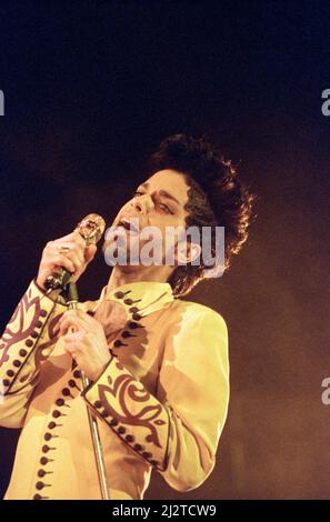 Le Prince, star pop américaine, se déroulant sur scène à Earls court, Londres, au cours de sa tournée Diamonds and Pearls. 15th juin 1992. Banque D'Images