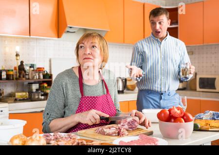 Homme en collusion avec sa mère âgée Banque D'Images