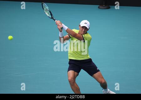 MIAMI GARDENS, FLORIDE - AVRIL 03 : Carlos Alcaraz, d'Espagne, fait de l'histoire le premier joueur espagnol et le plus jeune à remporter l'Open de Miami. L'homme de 18 ans a remporté son premier titre ATP Masters 1000 avec une victoire directe sur Casper Ruud de Norvège lors de la finale masculine de l'Open de Miami au Hard Rock Stadium le 03 avril 2022 à Miami Gardens, en Floride. Personnes: Casper Ruud crédit: Storms Media Group/Alamy Live News Banque D'Images