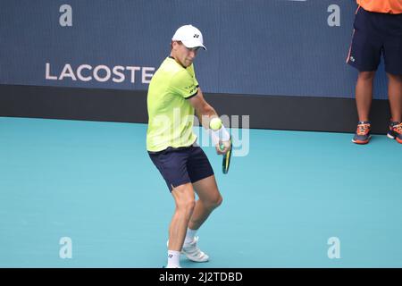 MIAMI GARDENS, FLORIDE - AVRIL 03 : Carlos Alcaraz, d'Espagne, fait de l'histoire le premier joueur espagnol et le plus jeune à remporter l'Open de Miami. L'homme de 18 ans a remporté son premier titre ATP Masters 1000 avec une victoire directe sur Casper Ruud de Norvège lors de la finale masculine de l'Open de Miami au Hard Rock Stadium le 03 avril 2022 à Miami Gardens, en Floride. Personnes: Casper Ruud crédit: Storms Media Group/Alamy Live News Banque D'Images