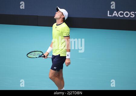 MIAMI GARDENS, FLORIDE - AVRIL 03 : Carlos Alcaraz, d'Espagne, fait de l'histoire le premier joueur espagnol et le plus jeune à remporter l'Open de Miami. L'homme de 18 ans a remporté son premier titre ATP Masters 1000 avec une victoire directe sur Casper Ruud de Norvège lors de la finale masculine de l'Open de Miami au Hard Rock Stadium le 03 avril 2022 à Miami Gardens, en Floride. Personnes: Casper Ruud crédit: Storms Media Group/Alamy Live News Banque D'Images