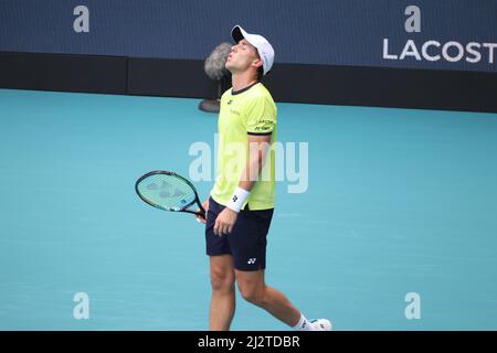 MIAMI GARDENS, FLORIDE - AVRIL 03 : Carlos Alcaraz, d'Espagne, fait de l'histoire le premier joueur espagnol et le plus jeune à remporter l'Open de Miami. L'homme de 18 ans a remporté son premier titre ATP Masters 1000 avec une victoire directe sur Casper Ruud de Norvège lors de la finale masculine de l'Open de Miami au Hard Rock Stadium le 03 avril 2022 à Miami Gardens, en Floride. Personnes: Casper Ruud crédit: Storms Media Group/Alamy Live News Banque D'Images