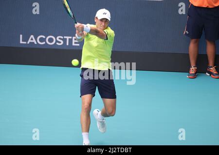 MIAMI GARDENS, FLORIDE - AVRIL 03 : Carlos Alcaraz, d'Espagne, fait de l'histoire le premier joueur espagnol et le plus jeune à remporter l'Open de Miami. L'homme de 18 ans a remporté son premier titre ATP Masters 1000 avec une victoire directe sur Casper Ruud de Norvège lors de la finale masculine de l'Open de Miami au Hard Rock Stadium le 03 avril 2022 à Miami Gardens, en Floride. Personnes: Casper Ruud crédit: Storms Media Group/Alamy Live News Banque D'Images