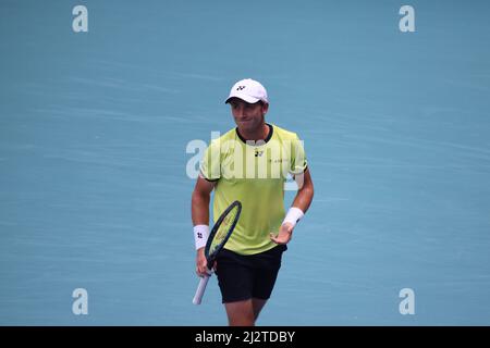 MIAMI GARDENS, FLORIDE - AVRIL 03 : Carlos Alcaraz, d'Espagne, fait de l'histoire le premier joueur espagnol et le plus jeune à remporter l'Open de Miami. L'homme de 18 ans a remporté son premier titre ATP Masters 1000 avec une victoire directe sur Casper Ruud de Norvège lors de la finale masculine de l'Open de Miami au Hard Rock Stadium le 03 avril 2022 à Miami Gardens, en Floride. Personnes: Casper Ruud crédit: Storms Media Group/Alamy Live News Banque D'Images