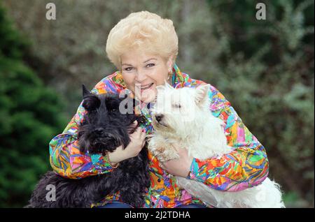 L'actrice PAM St. Clement avec ses deux chiens d'animal de compagnie. 14th avril 1992. Banque D'Images