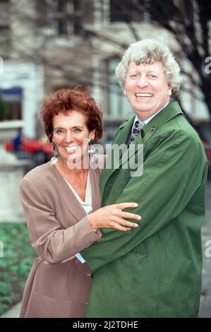 Sue Johnston et Tom Baker assistent à un photocall pour la série ITV 'edics'. 12th mars 1992. Banque D'Images