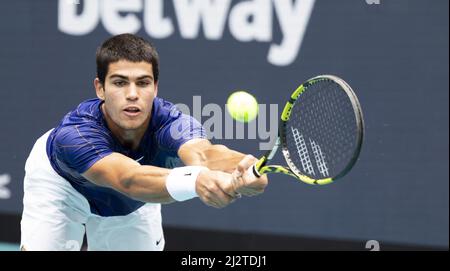Miami Gardens, États-Unis. 03rd avril 2022. Carlos Alcaraz, de l'Espagne, s'étire pour un coup de dos à deux mains à Casper Ruud, de la Norvège, lors de la finale de l'homme à l'Open de Miami dans le Hard Rock Stadium de Miami Gardens, Floride, le dimanche 3 avril 2022. Photo de Gary I Rothstein/UPI crédit: UPI/Alay Live News Banque D'Images