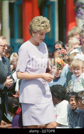 HRH la princesse de Galles, la princesse Diana, rencontre les élèves et les enseignants de la Broadwater School, Tooting, South London. Photo prise le 5th juillet 1993 Banque D'Images