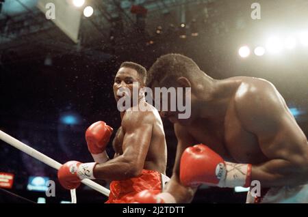 Lennox Lewis contre Tony Tucker, a été facturé comme Star Spangled Glory, un match de boxe professionnel disputé le 8th mai 1993 pour le championnat WBC Heavyweight. Lewis a gagné par décision unanime. (Photo) action de combat. 8th mai 1993 Banque D'Images