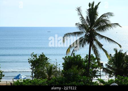 Vue sur Kuta Beach juste avant le coucher du soleil depuis le Sheraton Hotel at Beachwalk Shopping Centre de Bali, Indonésie Banque D'Images