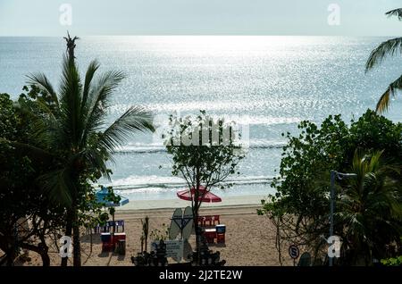 Vue sur Kuta Beach juste avant le coucher du soleil depuis le Sheraton Hotel at Beachwalk Shopping Centre de Bali, Indonésie Banque D'Images