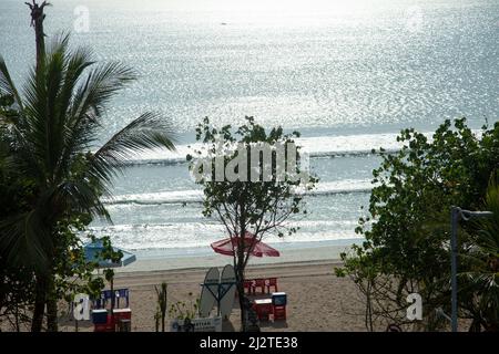 Vue sur Kuta Beach juste avant le coucher du soleil depuis le Sheraton Hotel at Beachwalk Shopping Centre de Bali, Indonésie Banque D'Images