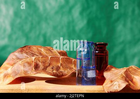 Petits flacons de cosmétiques contenant des liquides sur le plateau de la boutique. Ensembles et modèles de produits Banque D'Images