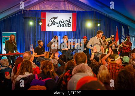 Musiciens québécois, le Diable A cinq avec le Winston Band, Festival du Bois, Maillardville, Coquitlam, Colombie-Britannique, Canada Banque D'Images