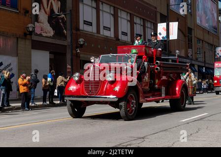 Toronto, ON, Canada – le 20 mars 2022 : le camion des pompiers de Toronto participe à la parade de la St Patrick au centre-ville de Toronto la Saint Patrick's Day is Banque D'Images