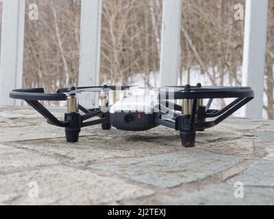 Drone jouet assis sur une table extérieure. Québec, Canada Banque D'Images