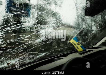 Kiev, Ukraine. 03rd avril 2022. Une balle a crié le pare-brise d'une voiture civile à Bucha, en Ukraine, à la suite de violents combats entre les forces russes et ukrainiennes. Alors que les troupes russes se retirent des zones au nord de la capitale de l'Ukraine, Kiev, les responsables ukrainiens appellent les lourdes pertes civiles trouvées dans la ville de Bucha un crime de guerre délibéré, condamnant l'International. Crédit : SOPA Images Limited/Alamy Live News Banque D'Images