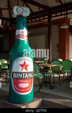 Jalan Kartika Plaza à Kuta, Bali avec sa célèbre bouteille de bière Kabar Grill Bintang sur la gauche. Banque D'Images