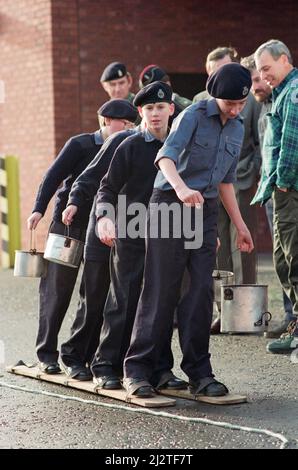 Les officiers supérieurs regardent dans le divertissement tandis que les cadets de la mer luttent par cette « tâche de commandement ». Les jeunes du navire d'entraînement Jupiter de Middlesbrough sont l'une des équipes participant au défi jeunesse de la force des cadets de l'armée de Cleveland. Lecture des conseils (de gauche à droite) Paul Bartby, Mark Robinson, Philip Fryett et David Curran. 31st janvier 1993. Banque D'Images