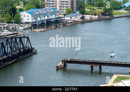 Les condominiums sur la rivière St Joseph dans le Michigan États-Unis, ont des quais privés et sont à une courte distance du lac Michigan Banque D'Images