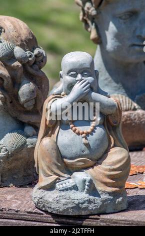 Cette statue de Bouddha riante a une signification particulière, car elle est un symbole de bonheur, d'abondance, de contentement et de bien-être Banque D'Images