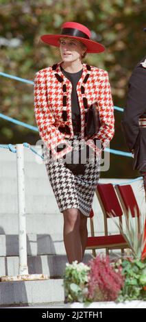 HRH la princesse de Galles, la princesse Diana, visite Portsmouth pour recevoir la liberté de la ville. Dans les autres cadres de cet ensemble, la princesse inspecte les membres du bataillon 1st, le régiment royal de la princesse de Wale. Photo prise le 16th octobre 1992 Banque D'Images