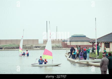 Coatham Boating Lake, Redcar, North Yorkshire, Angleterre, 7th avril 1992. Les jeunes enfants profitent de séances de dégustation de deux heures dans les bateaux-topper nifty sur le lac Coatham Boating. Banque D'Images