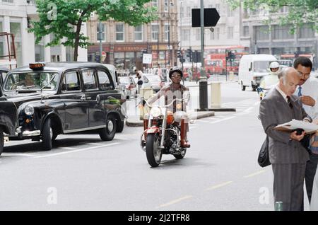 Le boxeur britannique Chris Eubank assistait à une conférence de presse à Aldwych, Londres, avant son combat avec Nigel Benn pour le titre WBO Super Middlewhuit à Old Trafford.12th juillet 1993. Banque D'Images