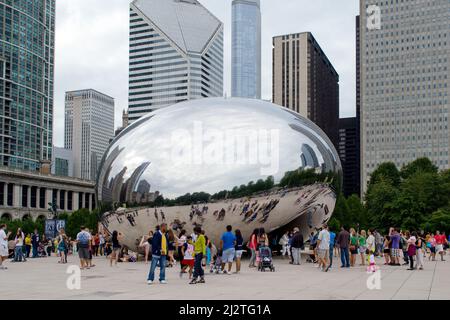 août 12 2012 Chicago il USA; les touristes visitent une sculpture appelée porte nuageuse, mais plus souvent connu comme 'le Bean' Banque D'Images