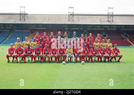 Gareth Southgate, footballeur de Crystal Palace FC.Gareth est au deuxième rang, 2nd de la droite debout. Gareth Southgate a rejoint Crystal Palace FC en tant que jeune joueur d'équipe en 1988. Pendant la saison 1993/4, il a été capitaine de la première équipe et est parti en 1995 pour Aston Villa. Au cours de son temps au Palais de Cristal, il a marqué 15 buts dans ses 152 apparitions. Photo prise le 6th août 1992 Banque D'Images